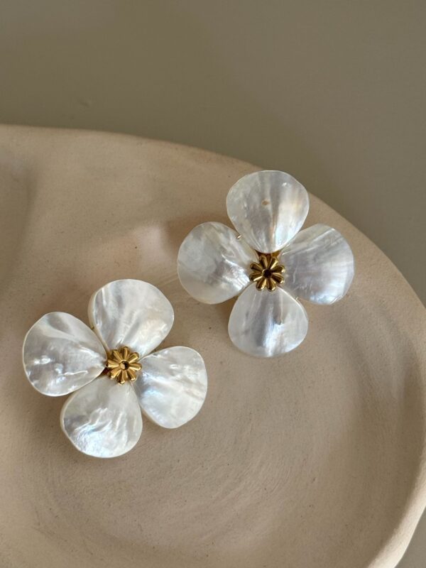 Boucle-oreille-acier-inoxydable-fleur-blanc