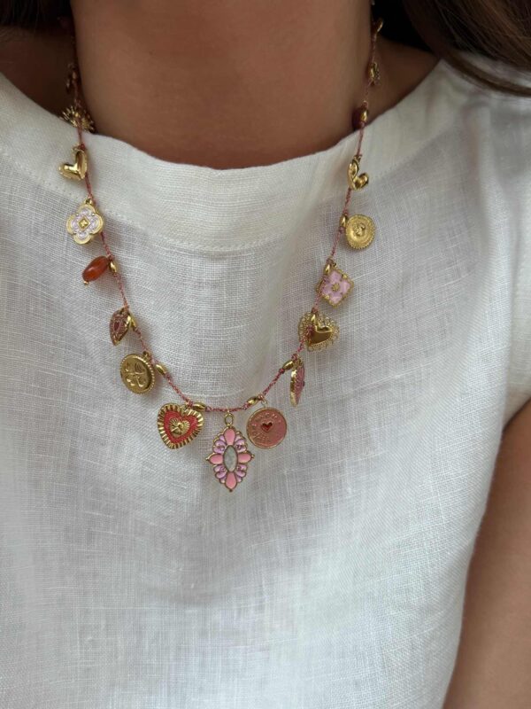 collier-breloque-rose-ficelle-coeur