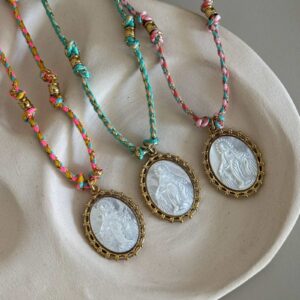 collier-madonne-marie-colore-bleu-rose