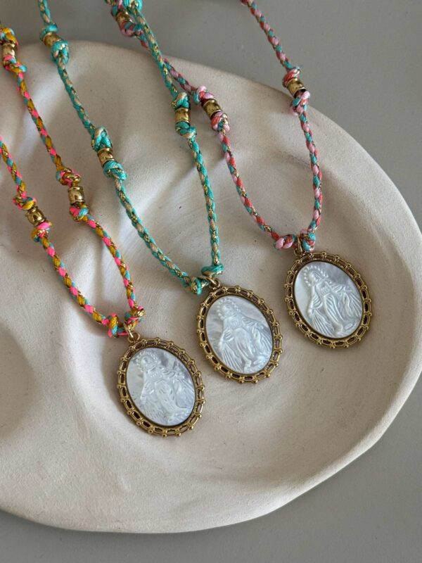 collier-madonne-marie-colore-bleu-rose