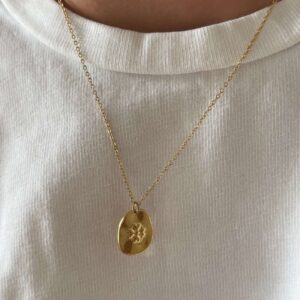 collier-chaine-fine-trefle-medaille