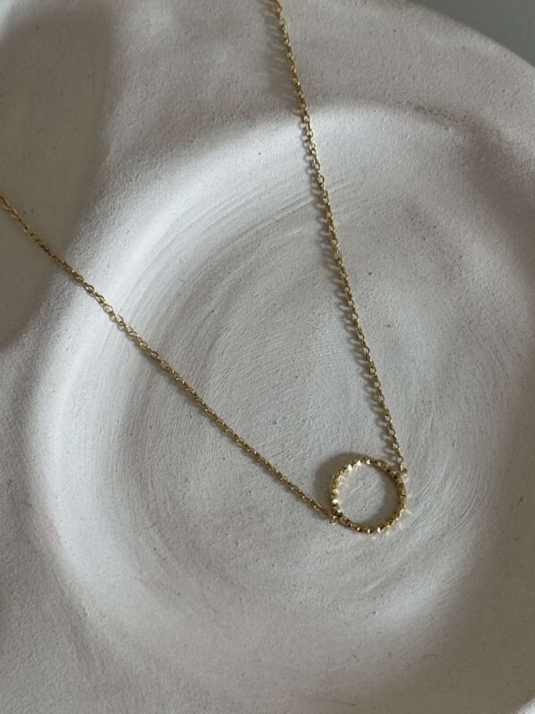 collier-chaine-fine-rond-cercle-dore