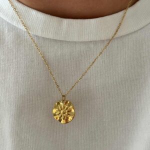 collier-chaine-fine-fleur-medaille