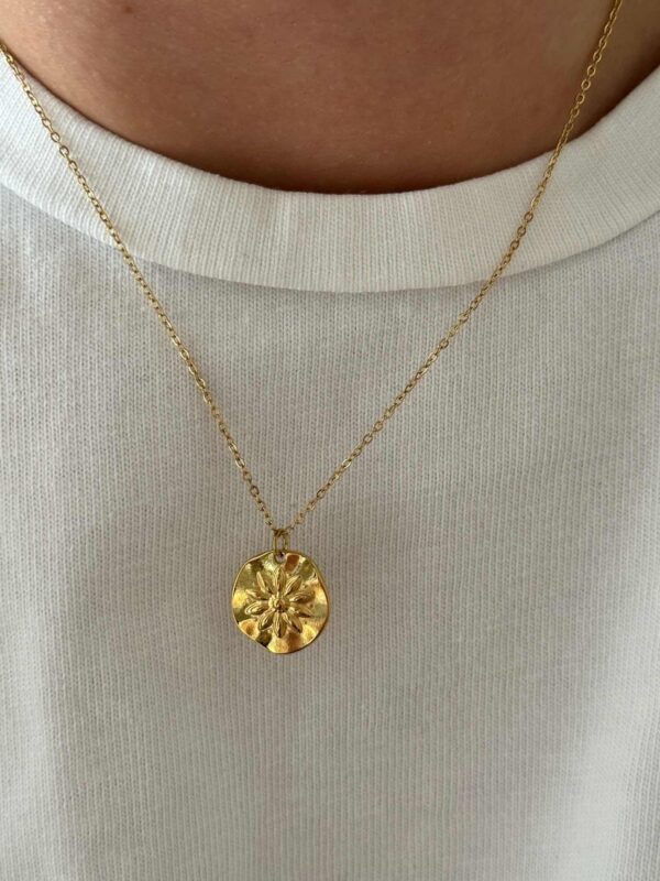 collier-chaine-fine-fleur-medaille
