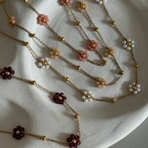 collier-chaine-fine-fleur-colore
