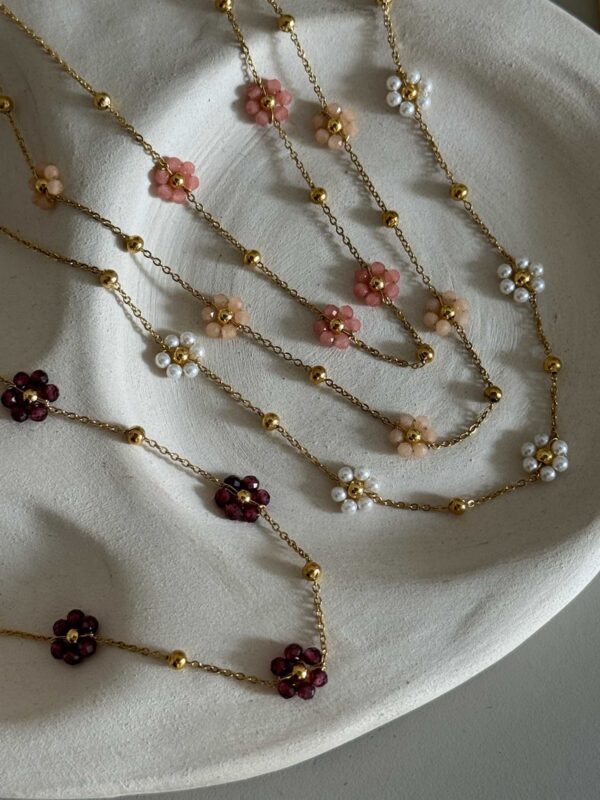 collier-chaine-fine-fleur-colore