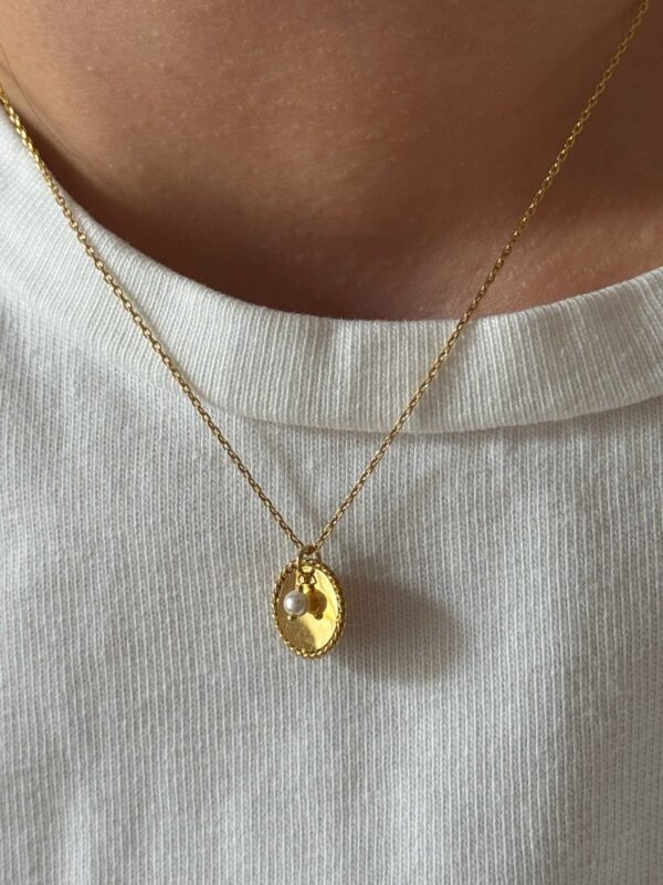 collier-chaine-fine-medaille-perle