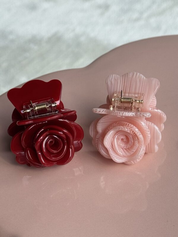 Pince-rose-fleur-rouge-rose-acétate
