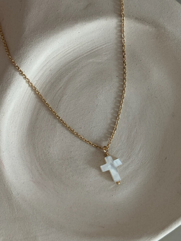 collier-croix-nacre