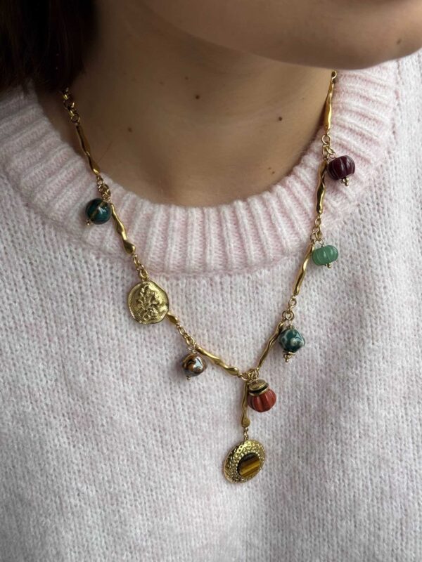collier-breloques-colores