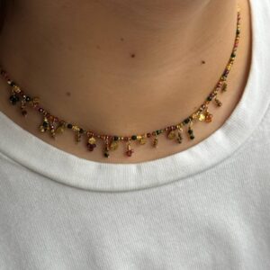 collier-fin-pierres-colores