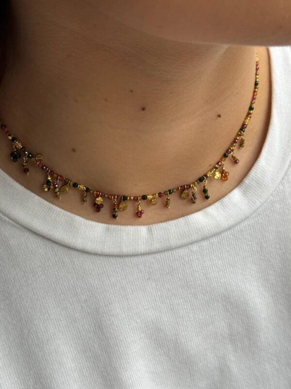 collier-fin-pierres-colores