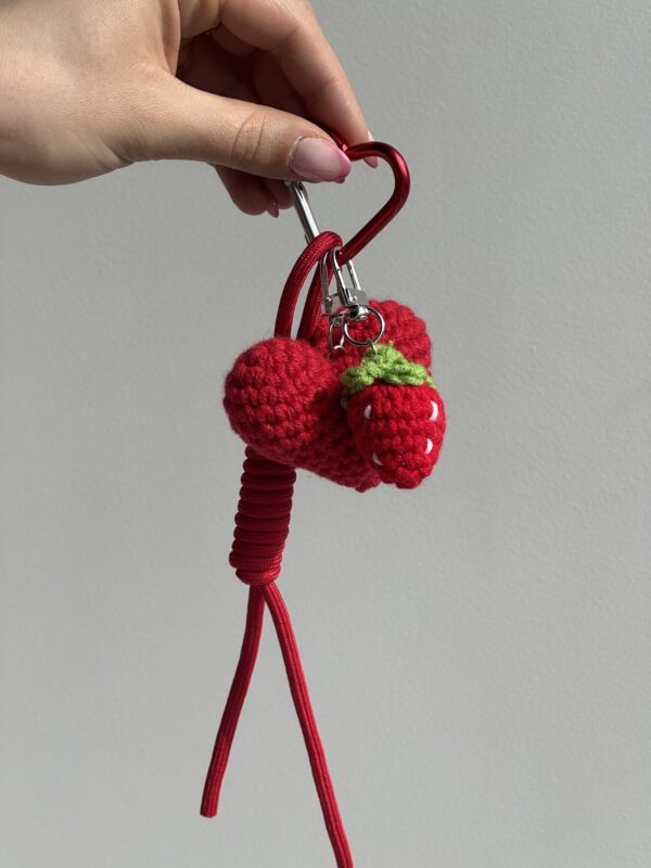 Grigri-coeur-rouge-fraise-crochet