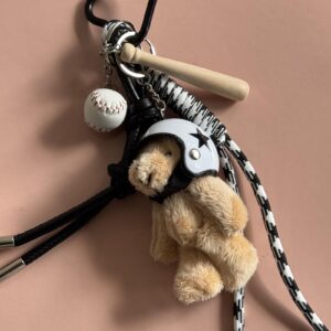 Grigri-blanc-noir-nounours-peluche-casque-baseball