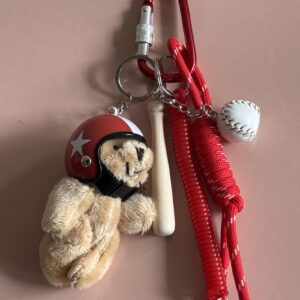 Grigri-rouge-red-nounours-peluche-casque-baseball