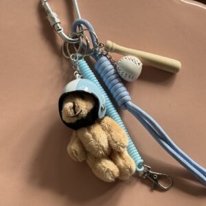 Grigri-bleu-nounours-peluche-casque-baseball