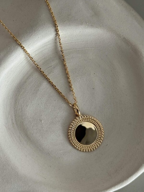 collier-chaine-fine-plaque-or-medaille