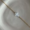 bracelet-chaine-fine-plaque-or-nacre-croix