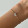 bracelet-chaine-fine-plaque-or-nacre-croix