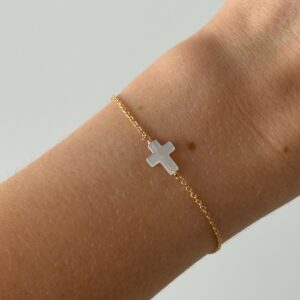 bracelet-chaine-fine-plaque-or-nacre-croix