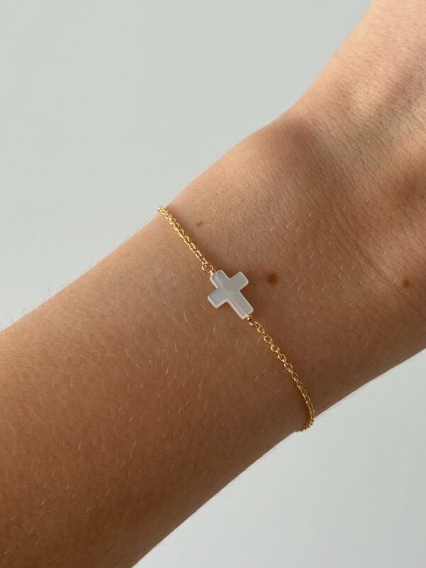 bracelet-chaine-fine-plaque-or-nacre-croix