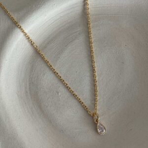 collier-chaine-fine-goute-eau-plaque-or-zirconiums