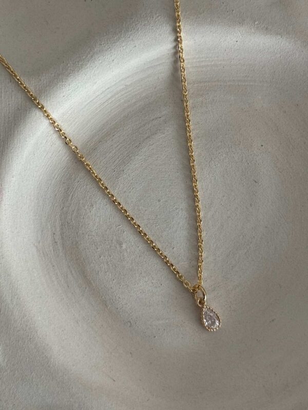 collier-chaine-fine-goute-eau-plaque-or-zirconiums