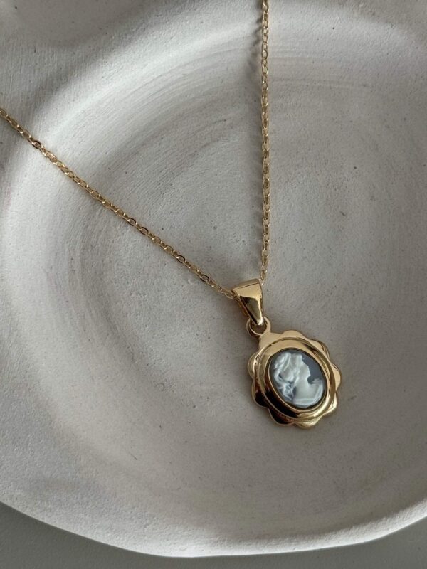 collier-plaque-or-vintage-camée