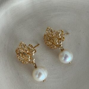 boucle-pendante-plaque-or-perle-fleur