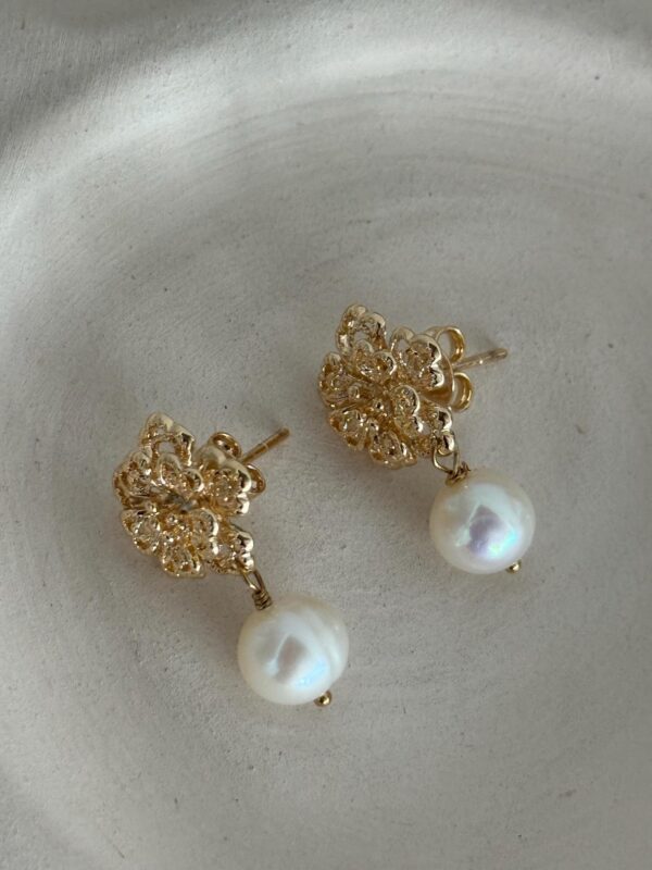 boucle-pendante-plaque-or-perle-fleur