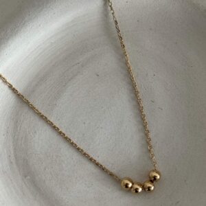collier-chaine-fine-bille-plaque-or