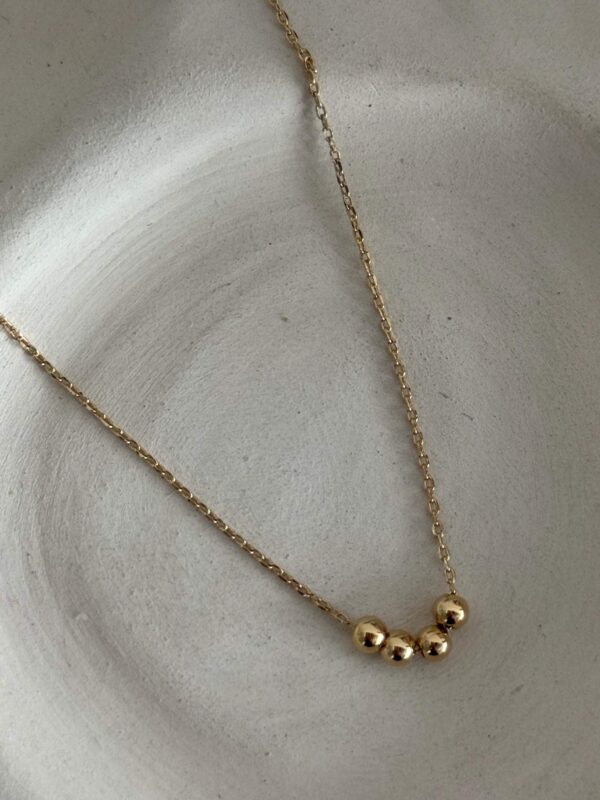 collier-chaine-fine-bille-plaque-or