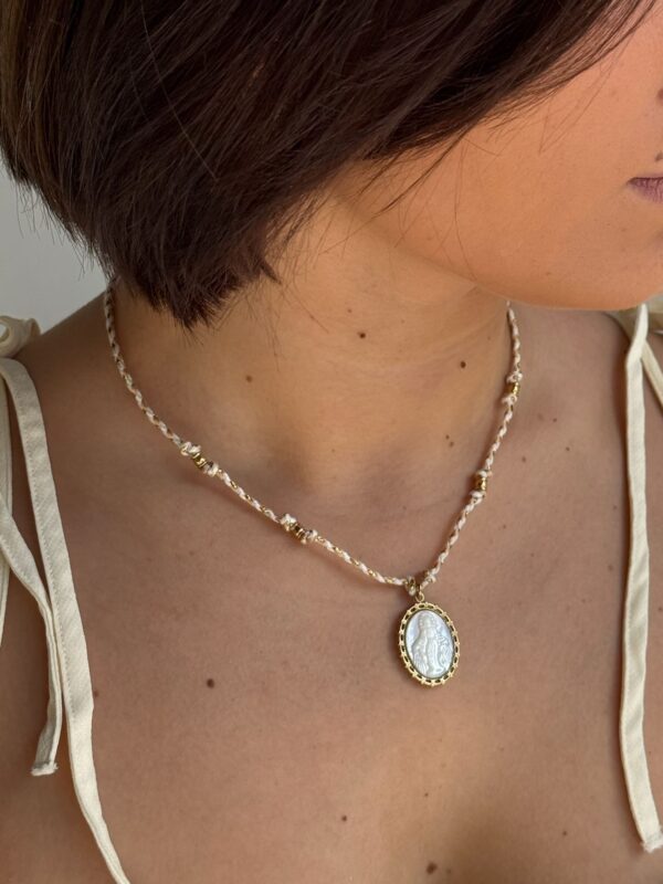 collier-madonne-vierge-dore-cordon