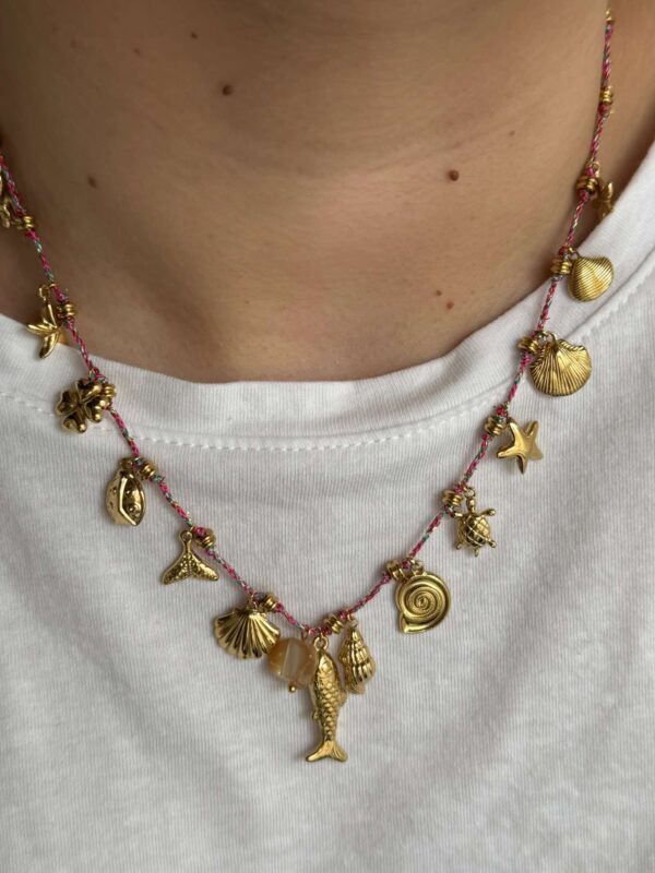 Collier-breloque-ficele-poisson-coquillage-rose