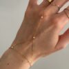 chaine-de-main-perle-summer-tendance-dore