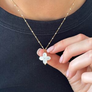 collier-chaine-fine-trefle-blanc