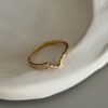 bague-fine-empierree-dore-plaque-or