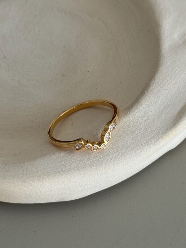 bague-fine-empierree-dore-plaque-or