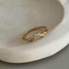 bague-fine-empierree-dore-plaque-or