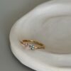 bague-fine-colore-plaque-or-zirconium-empierree