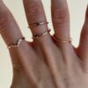bague-fine-colore-plaque-or-zirconium-empierree