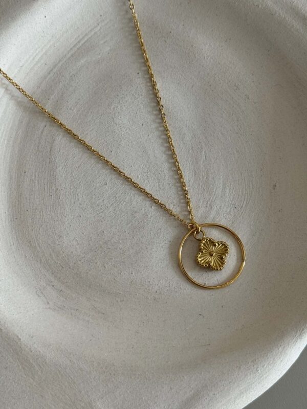 Collier-fin-dore-trefle-rond-classe