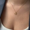 Collier-fin-dore-trefle-rond-classe