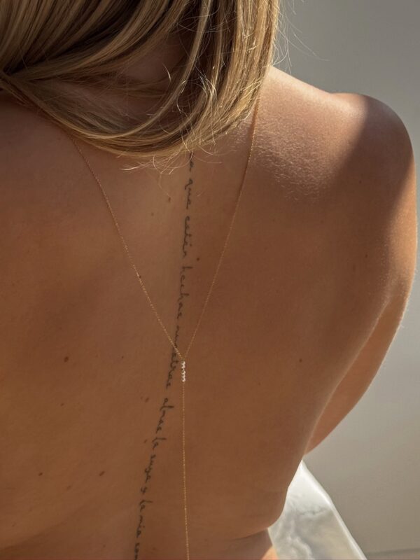 Chaine-dos-nu-dore-tendance-decollete-perle