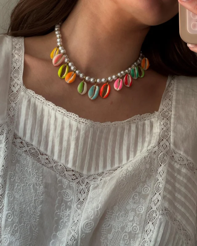 Le soleil est là alors plus de raison pour ne pas craquer pour un nouveau collier 🤭🌞🤍